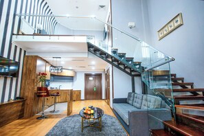 エクスクルーシブ ルーム | エジプト綿のシーツ、高級寝具、ミニバー、セーフティボックス (室内)