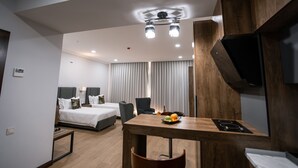 Estudio, 2 camas individuales | Baño | Amenidades de baño gratuitas, secadora de cabello, batas, pantuflas 