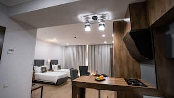 Estudio, 2 camas individuales | Baño | Artículos de higiene personal gratuitos, secador de pelo y albornoces