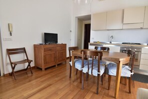 Apartment, 1 Bedroom | In-room dining - Torre a mare sun (Bari)
