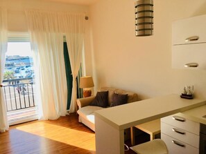 Apartment, 1 Schlafzimmer | Wohnbereich | 21-Zoll-LCD-Fernseher mit Digitalempfang, Fernseher