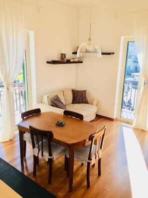 Apartment, 1 Schlafzimmer | Essbereich im Zimmer