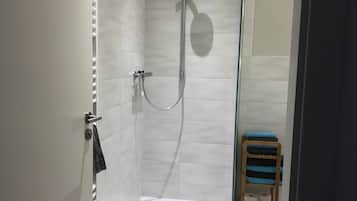 Apartemen, 2 kamar tidur | Kamar mandi | Shower, pengering rambut, handuk, dan sabun