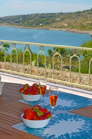 Outdoor dining - SUNSET BAY HOUSE (Marina San Gregorio)