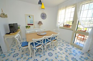 Dining - SUNSET BAY HOUSE (Marina San Gregorio)