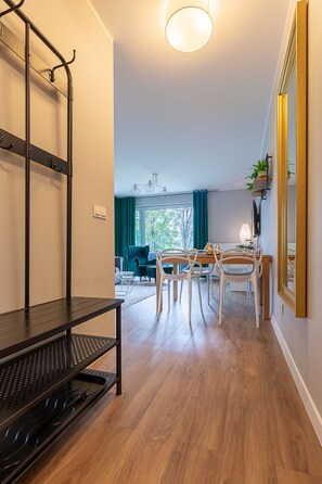 Appartement Confort, vue sur la montagne | Aire de séjour | Téléviseur à écran plat
