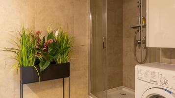 Appartamento Comfort, vista montagna | Bagno | Asciugacapelli, asciugamani, sapone, shampoo