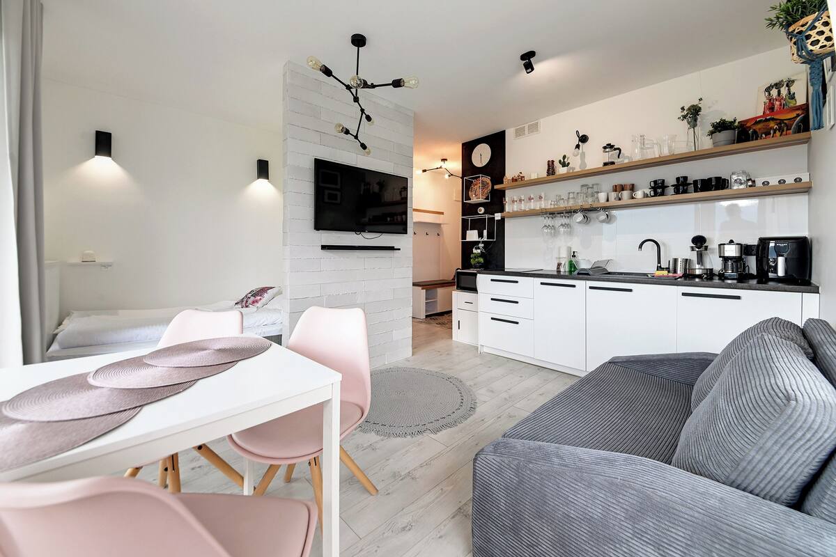Studio, Balcony, Mountain View | Iron/ironing board, WiFi (free), bed sheets
