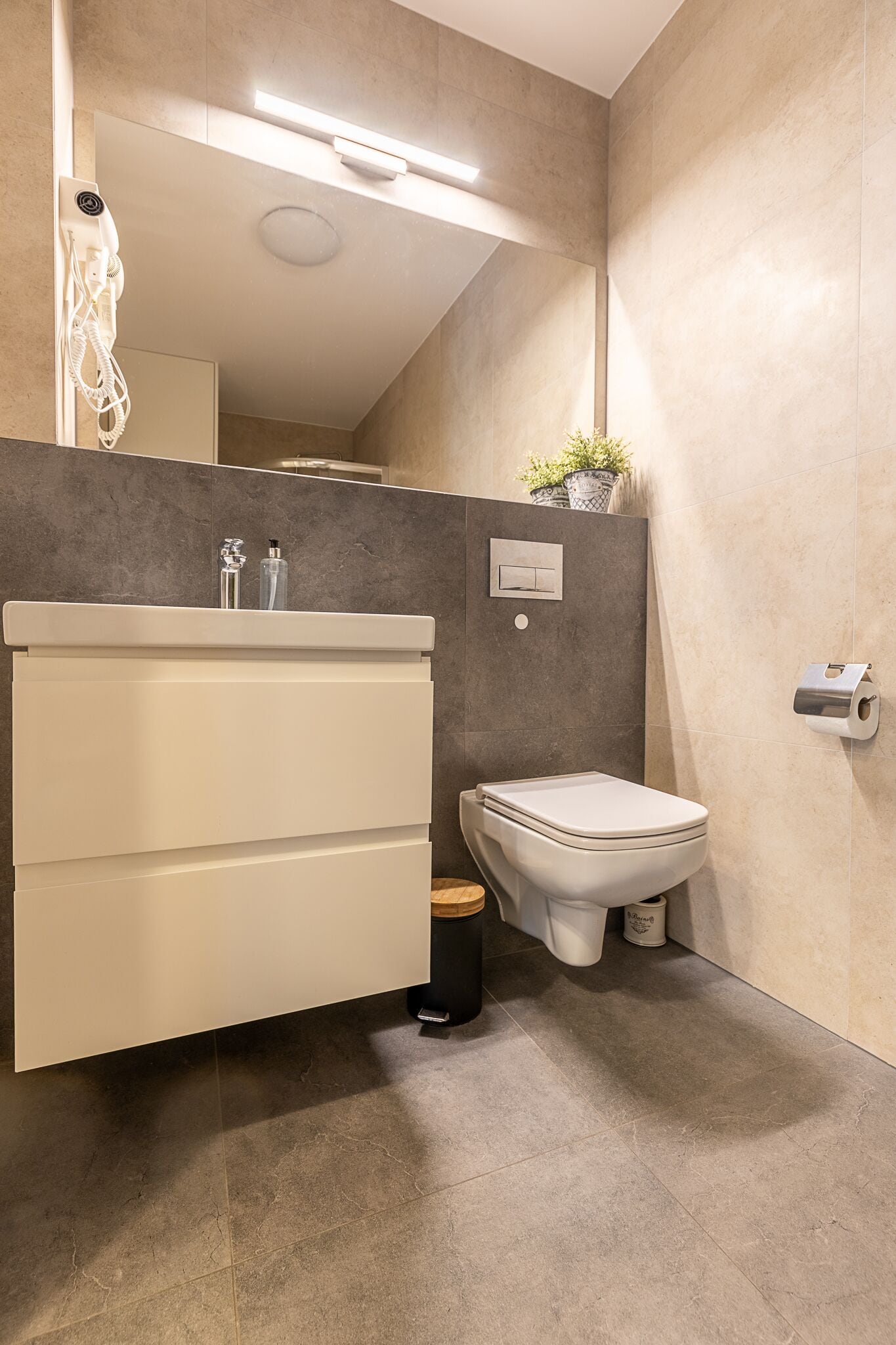 Appartamento Comfort, vista montagna | Bagno | Asciugacapelli, asciugamani, sapone, shampoo