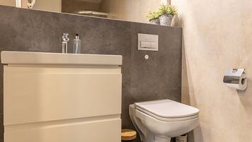 Comfort Apartment, Mountain View | Bathroom | Hair dryer, towels, soap, shampoo