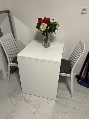 Estúdio urbano, 1 cama de casal, para não fumantes, no piso térreo | Opções para refeição no quarto