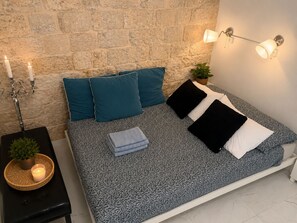 City Studio, 1 Double Bed, Non Smoking, Ground Floor | In-room safe, iron/ironing board, free WiFi, bed sheets - Tortosa Stari Grad (Split)