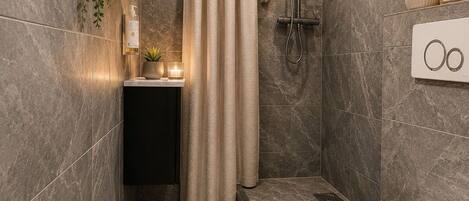 City Studio, 1 Double Bed, Non Smoking, Ground Floor | Bathroom | Shower, rainfall showerhead, free toiletries, towels