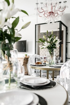 Apartment, 1 Bedroom | In-room dining