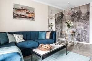 Apartamento, 1 quarto | Sala de estar | TV de tela plana