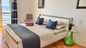 Apartament urbà | 3 dormitoris, caixa forta a l'habitació i escriptori 
