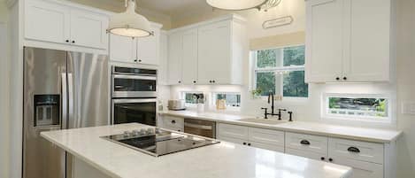 Een koelkast, een magnetron, een oven, een kookplaat