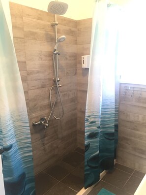 Departamento familiar, varias habitaciones | Baño | Regadera, regadera tipo lluvia, secadora de cabello, toallas 