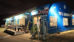 Un edifici blau amb un rètol que diu "NO'S ARROW" i "Diving Island Hotel Bar".