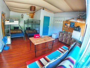 스탠다드 쿼드룸, 침실 4개, 금연 (2) | 미니바, 각각 다르게 가구 비치, 책상, 무료 WiFi