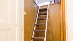 A wooden staircase with carpeted steps leading to a landing. - Kaptol Residence (Zagreb)