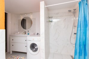 Departamento, 3 habitaciones, balcón | Baño | Secadora de cabello, toallas, jabón, shampoo 