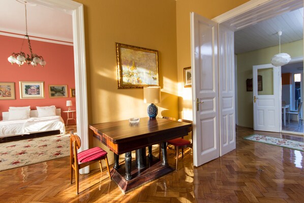 Apartemen, 3 kamar tidur, balkon | 3 kamar tidur, kedap suara, Wi-Fi gratis, dan seprai linen