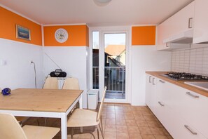 Apartemen, 3 kamar tidur, balkon | Dapur pribadi | Lemari es, microwave, oven, dan kompor