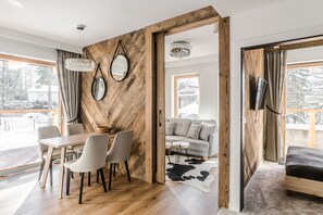 Apartamento exclusivo | Zona de estar | Televisión de pantalla plana de 55 pulgadas con canales por cable