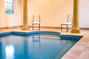 حمام سباحة خاص