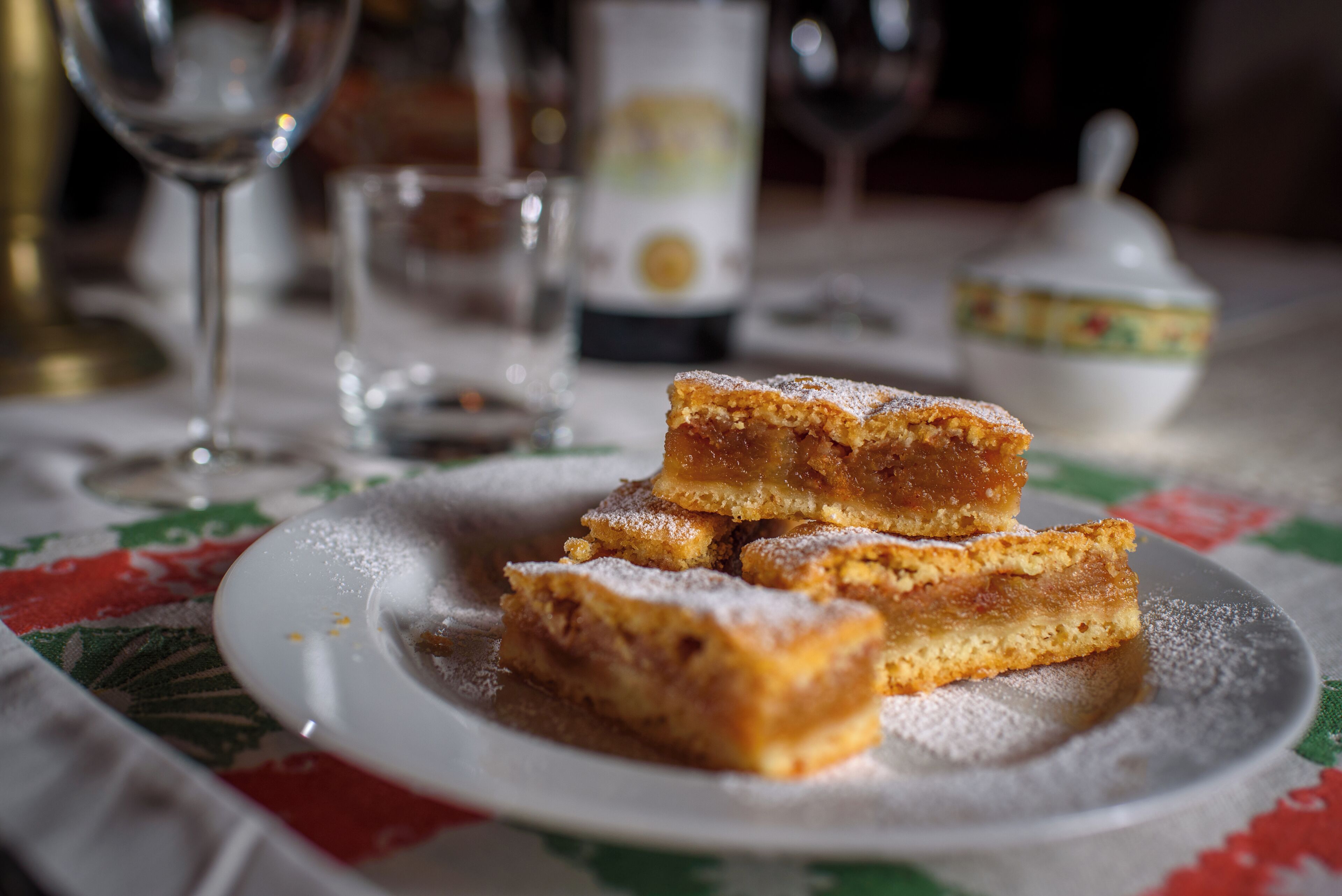 En tallerken med dessert på et bord med et mønstret borddække.