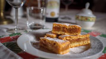 En tallerken med dessert på et bord med et mønstret borddække.