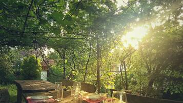 تناول الطعام بالخارج