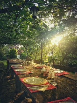 Outdoor dining - Count Kalnoky's Transylvanian Guesthouse (Baraolt)