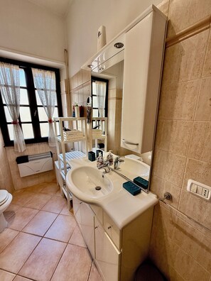 Shower, jetted bath, hair dryer, bidet - Delfino House - Old Town within walking distance of the Beach, Harbor and Railroad (Civitavecchia)