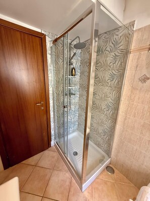 Shower, jetted bath, hair dryer, bidet - Delfino House - Old Town within walking distance of the Beach, Harbor and Railroad (Civitavecchia)