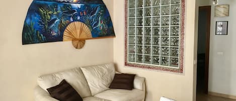 TV, videogiochi, lettore DVD, libri