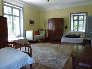 5 bedrooms, iron/ironing board, free WiFi, wheelchair access - Le Chateau du Logis, in the heart of the Perigord Limousin National Park (JAVERLHAC ET LA CHAPELLE S)