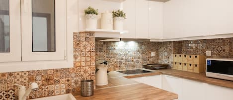 Apartment, 2 Bedrooms | Private kitchen | Full-size fridge, microwave, oven, stovetop