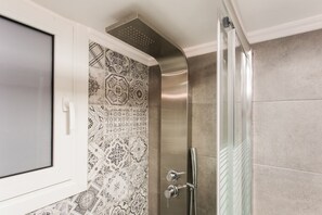 Appartement, 2 chambres | Salle de bain | Douche, séchoir à cheveux, serviettes fournies, savon