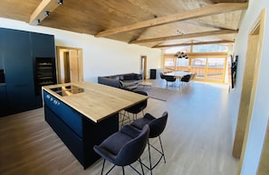 Penthouse | Cuisine privée | Réfrigérateur, plaque de cuisson, cafetière/bouilloire, grille-pain