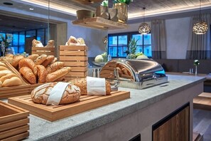 Breakfast buffet - AlpinLodge Flachau (Flachau)
