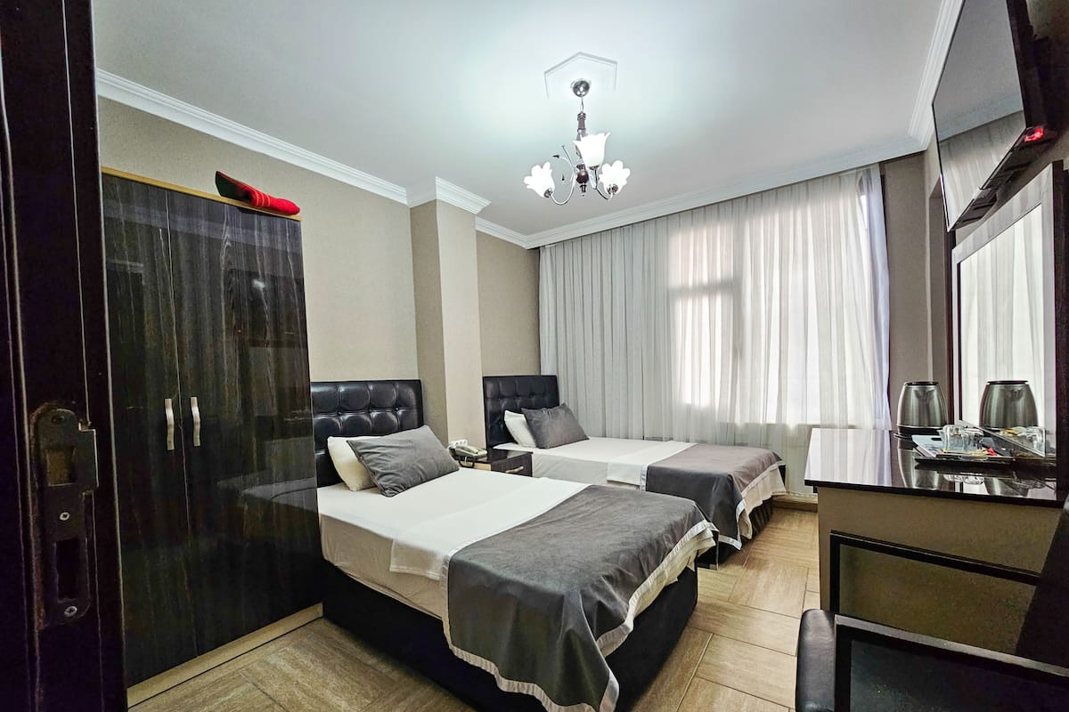 Triple Room | In-room safe, blackout drapes, free WiFi