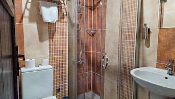 Habitación clásica con 1 cama matrimonial o 2 individuales | Baño | Regadera, pantuflas, toallas