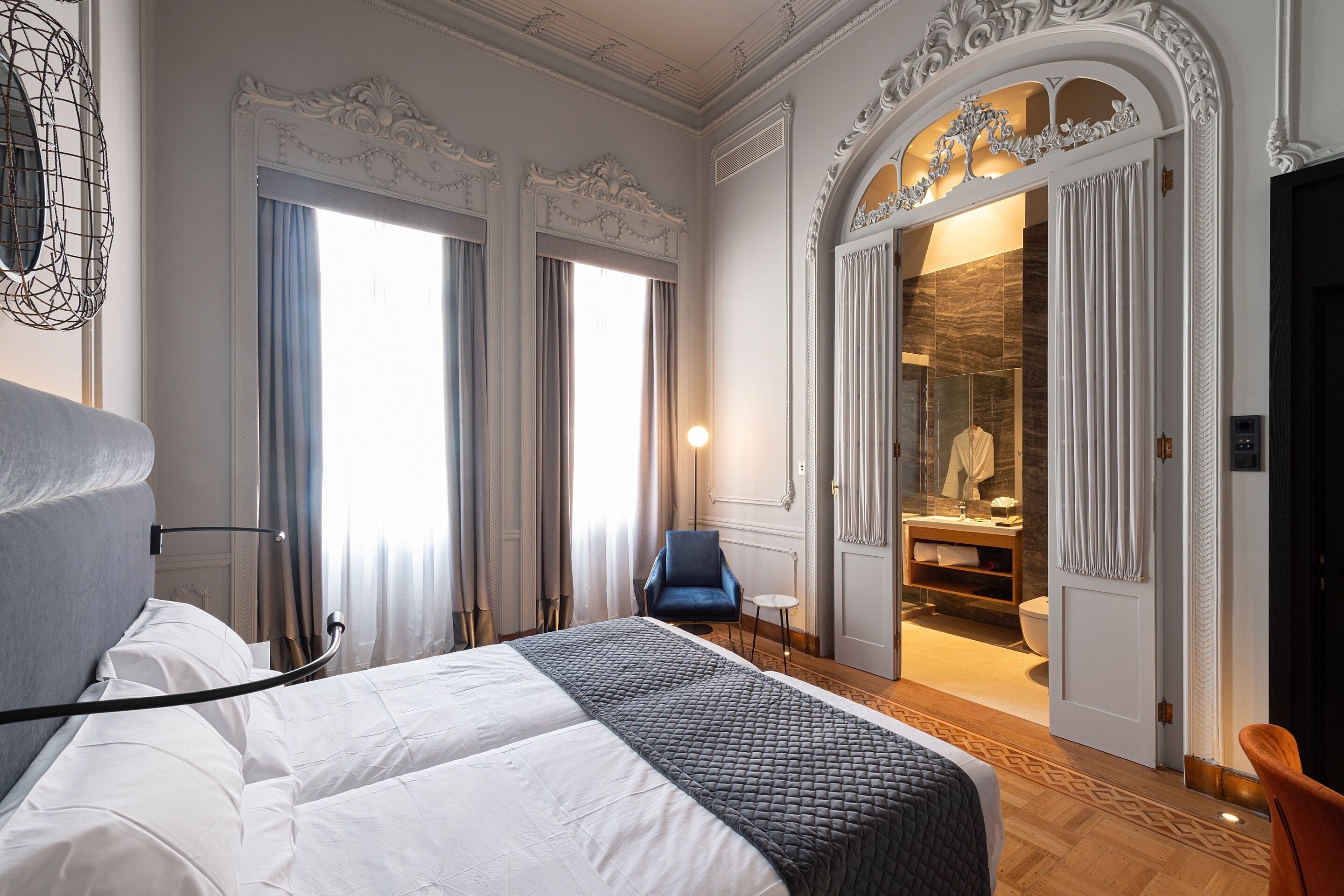 高级房 | 客房内保险箱、办公桌、免费 WiFi、床单