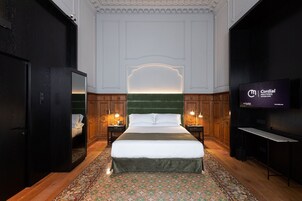 Chambre supérieure | Aire de séjour | Téléviseur connecté de 32 po avec télévision par satellite