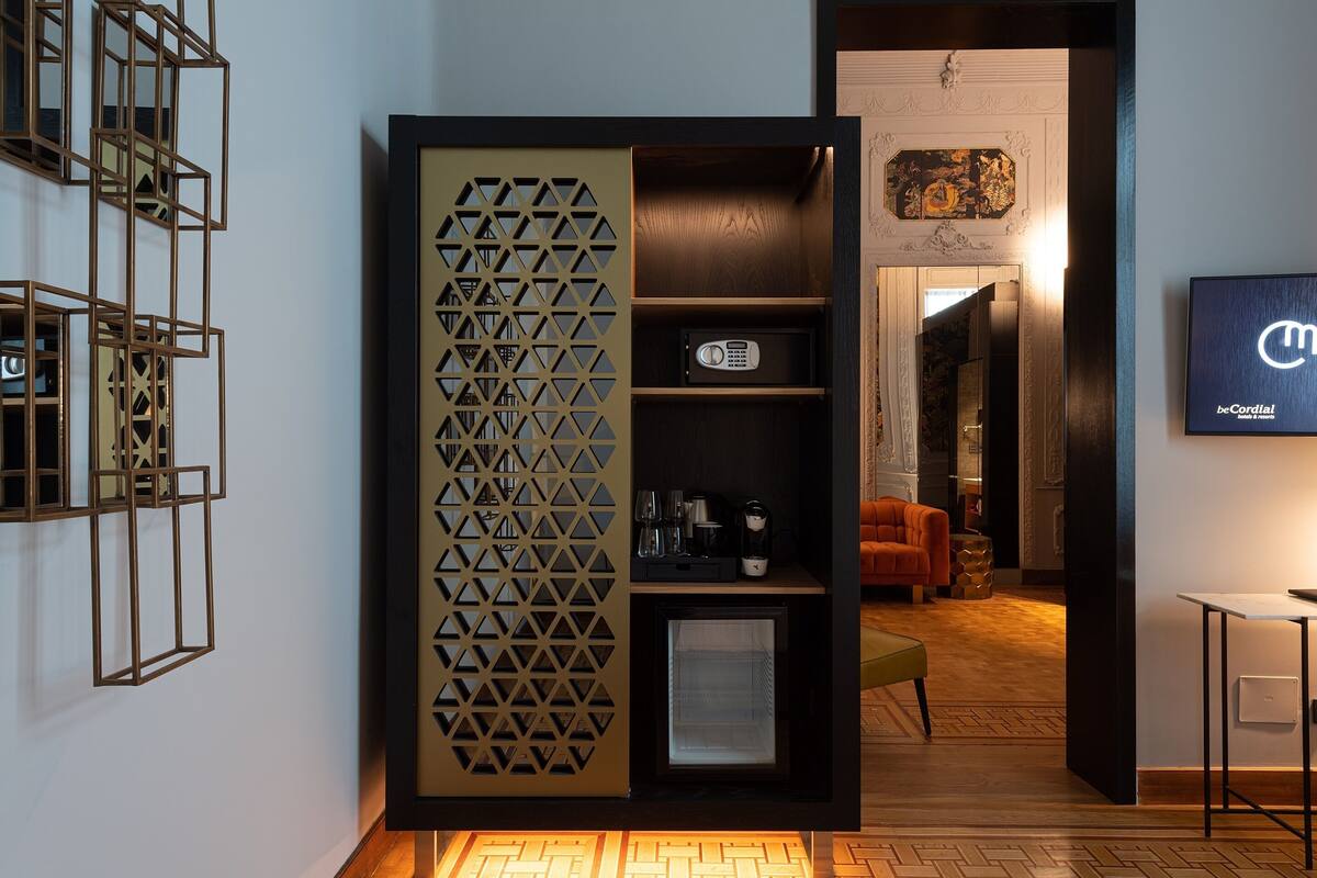 deluxe room | 1 bedroom, in-room safe, desk, free wifi