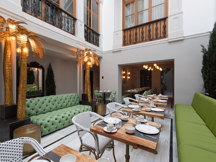 Daily continental breakfast (EUR 13 per person)