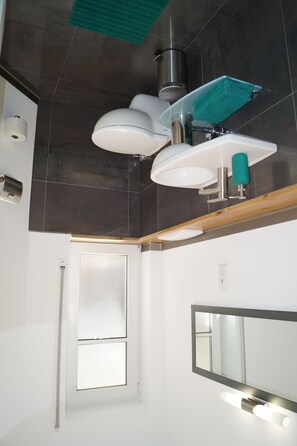 Haartrockner, Handtücher, Seife, Shampoo