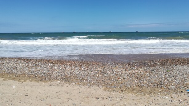 A beach with pebbles and waves. - YOUR PAUSE IN VALENCIA Center. July and August 10%. Discount (Valencia)